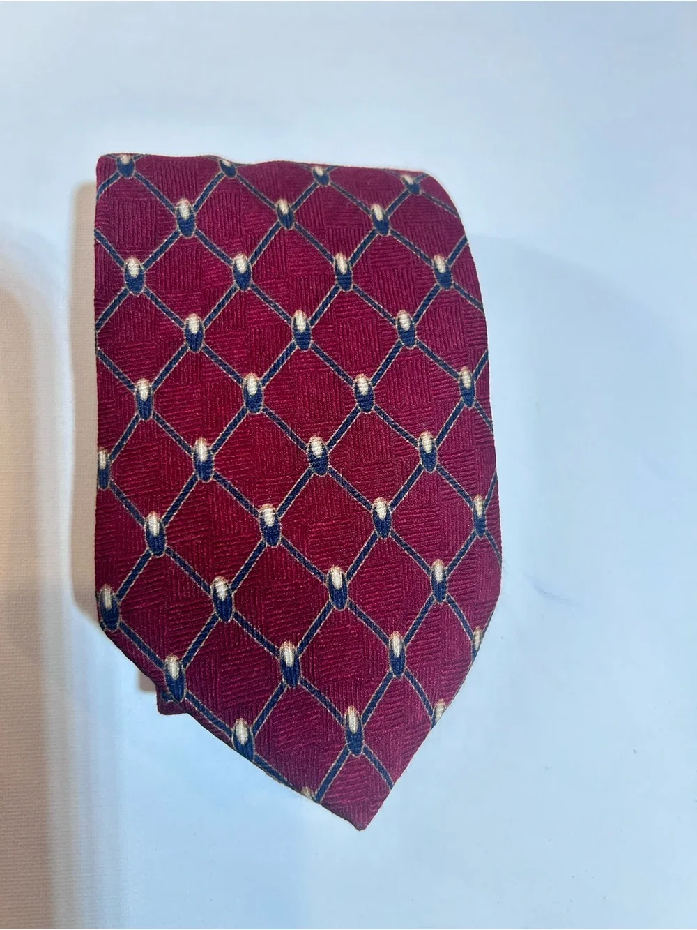 NEO Bill Blass Men’s 100% Silk Tie Burgundy Navy Gold Geometric Necktie